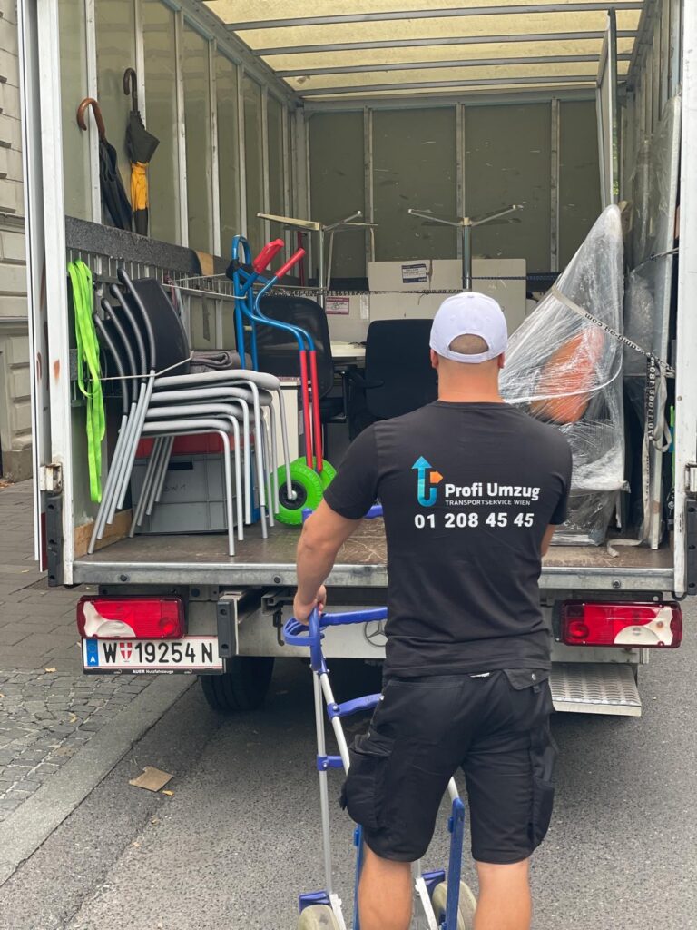 Mitarbeiter von Profi Umzug belädt den LKW mit Möbeln für einen Umzug in Baden